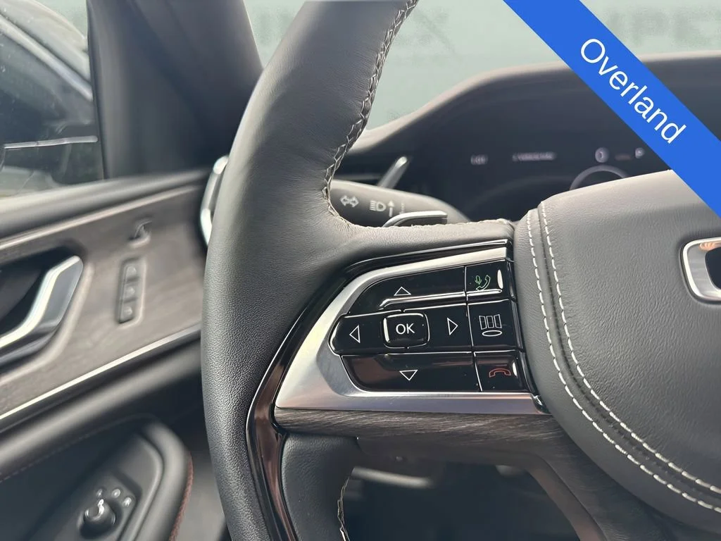 Used 2025  Jeep Overland image 27