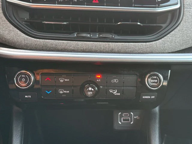 Used 2024 Silver Jeep Latitude image 19