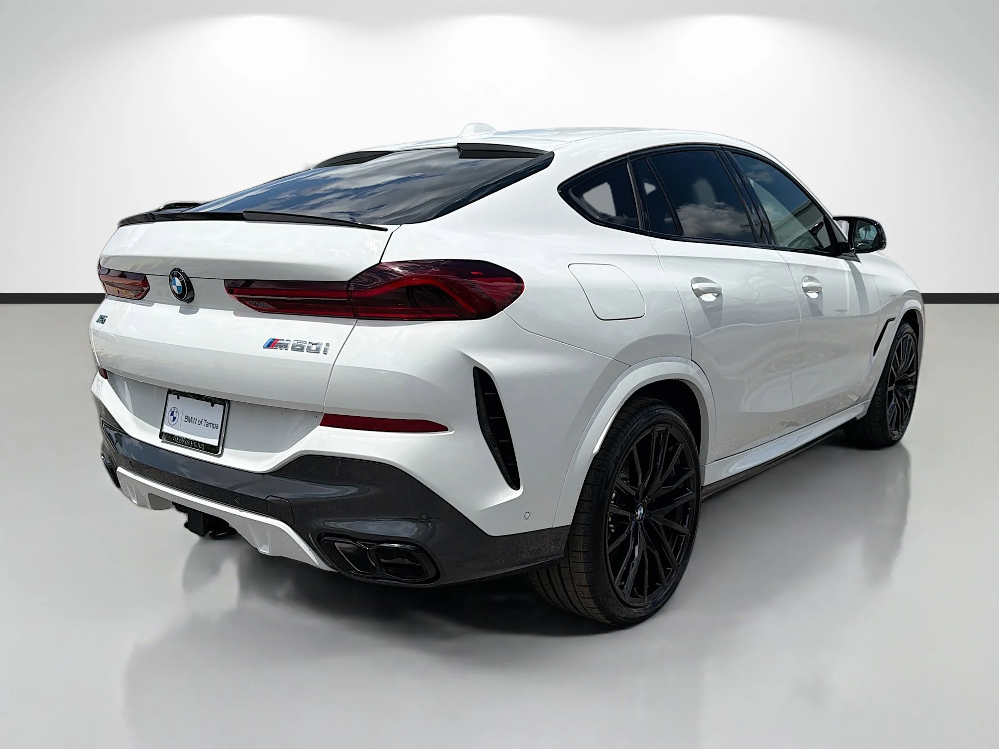 New 2027 Alpine White BMW M60i image 3