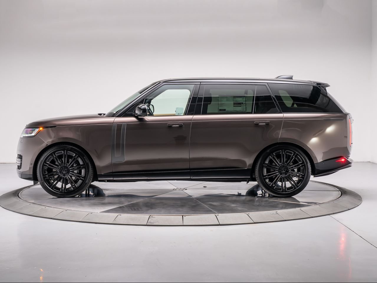 New 2026 Tourmaline Brown in Gloss finish Land Rover P400 SE 7 Seat image 2