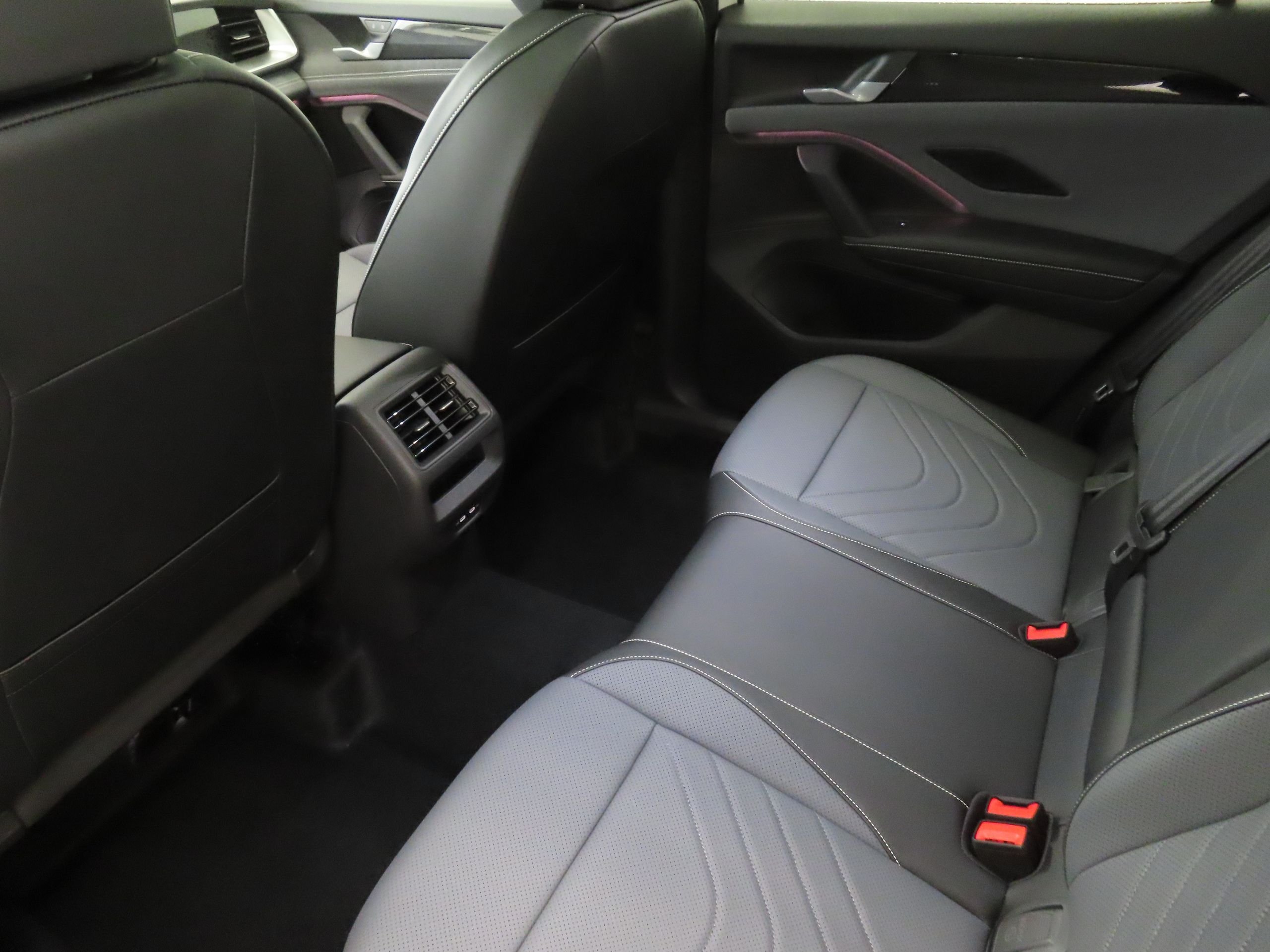 New 2026 White Volkswagen 2.0T SE R-Line Black image 22