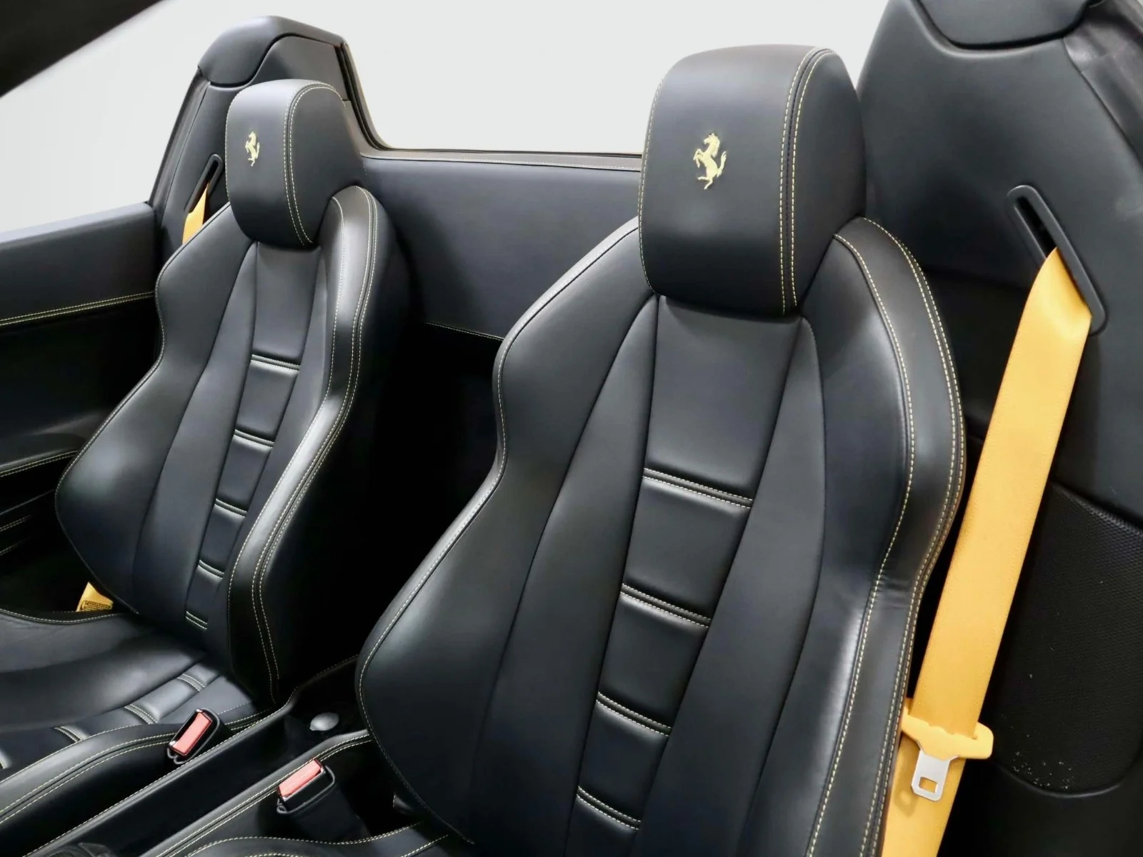Used 2013 Giallo Modena Ferrari 2dr Conv image 18