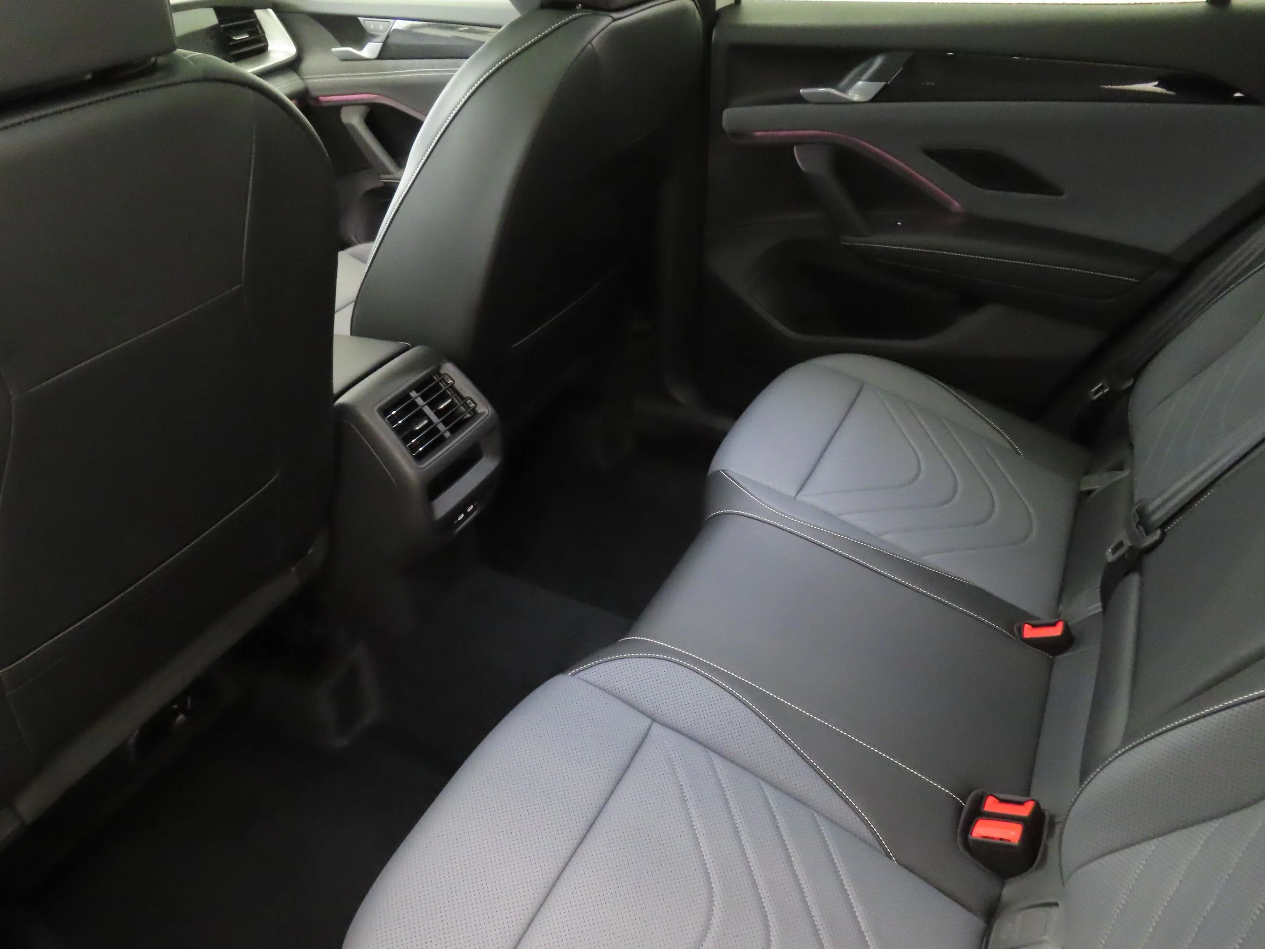 New 2026 White Volkswagen 2.0T SE R-Line Black image 22
