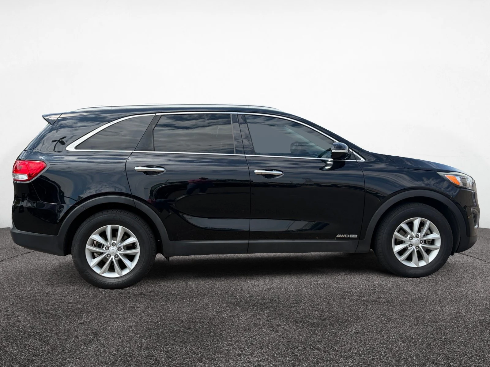 Used 2017 Black Kia LX image 5