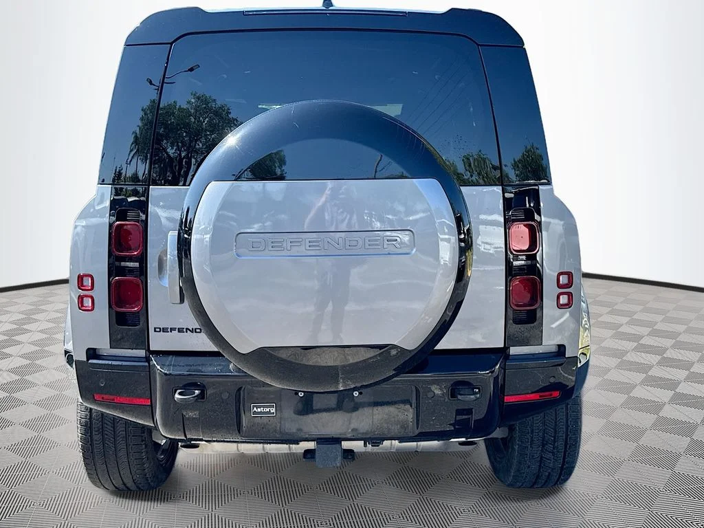 Used 2024  Land Rover X-Dynamic SE image 7