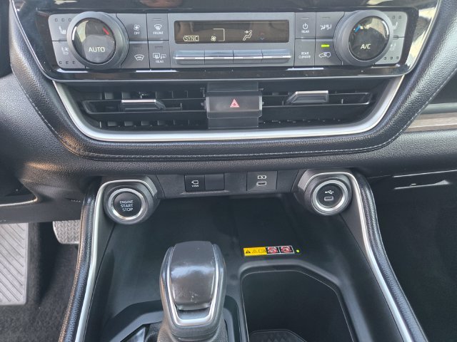 Used 2025  Toyota Platinum image 16