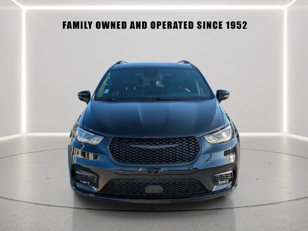 Used 2025 Black Chrysler Limited image 6