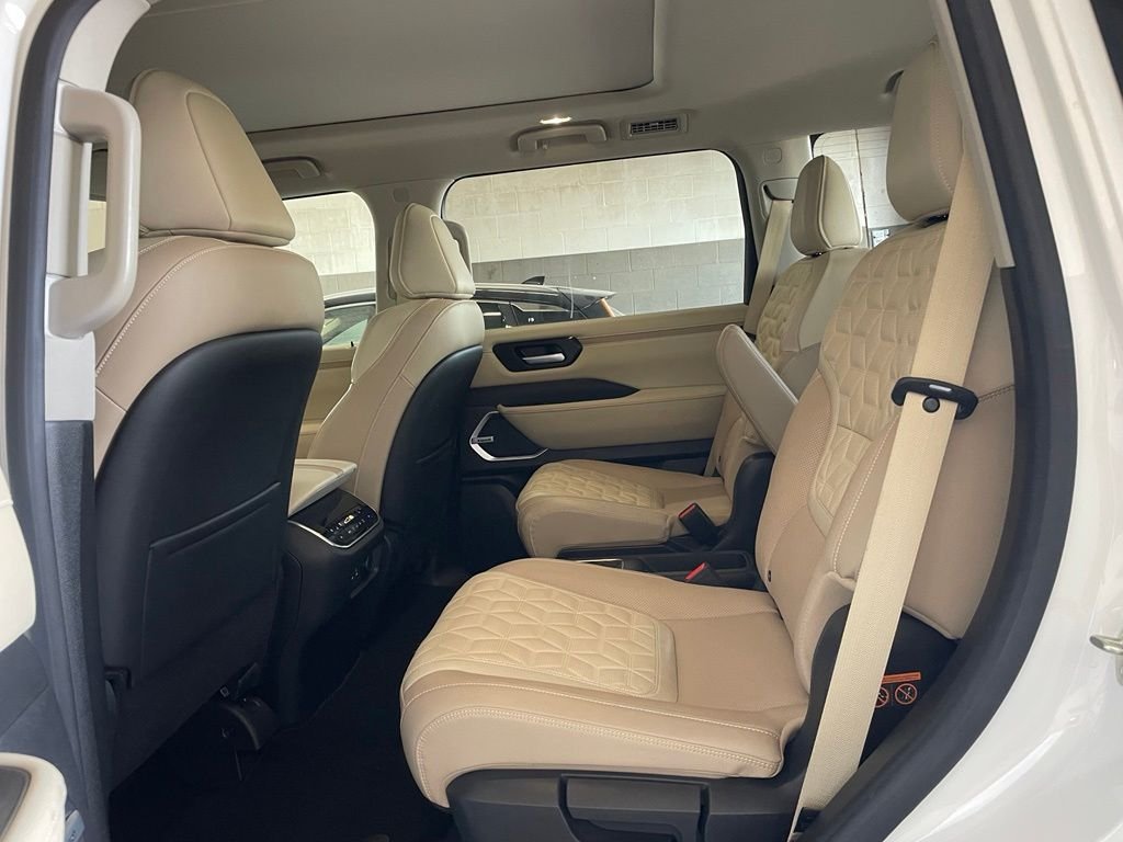 Used 2025 White Nissan Platinum image 17