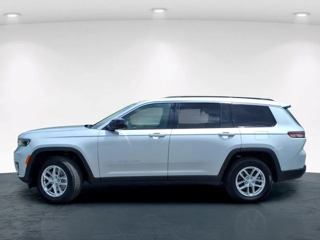 Used 2025 Silver Jeep Laredo image 14