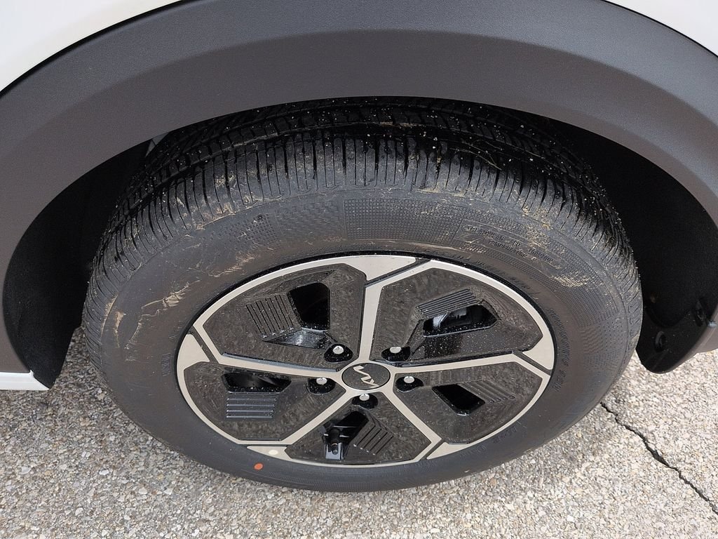 New 2026 Snow White Pearl Kia LX image 10