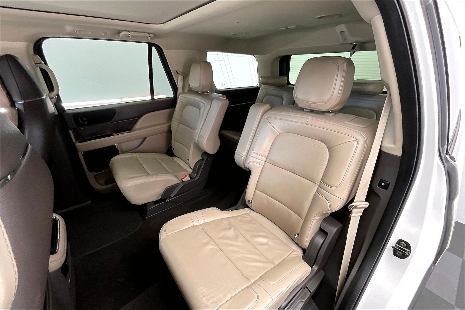 Used 2022 Pristine White Metallic Tri-Coat Lincoln Reserve image 18