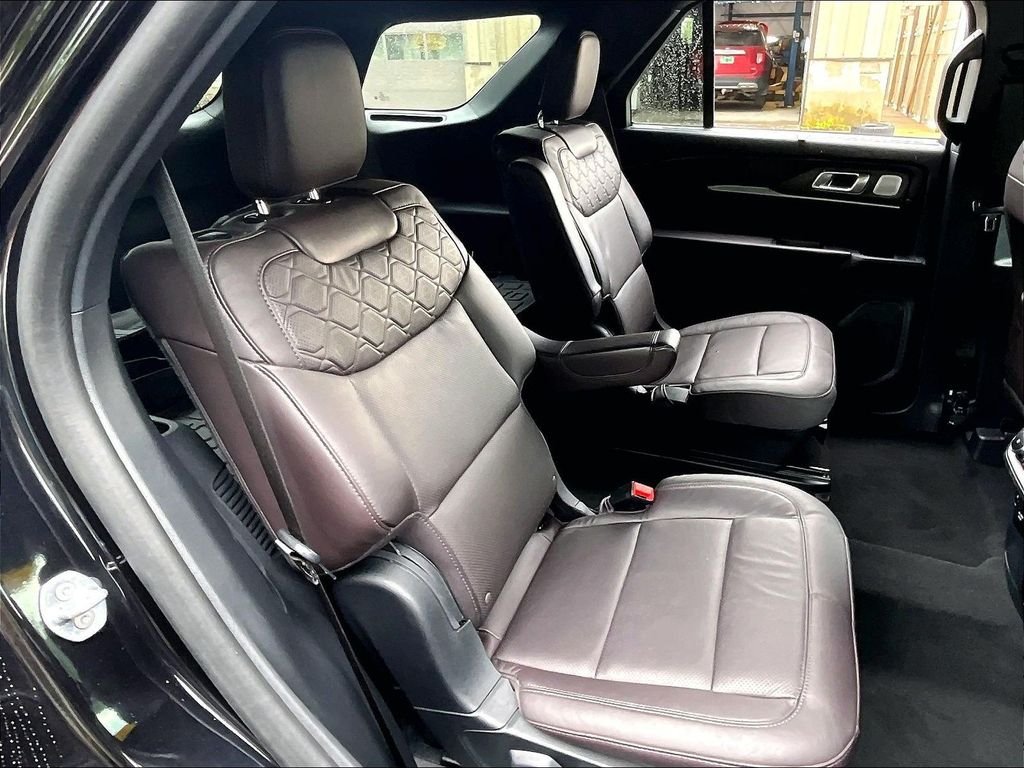 Used 2025 Black Metallic Ford Platinum image 16
