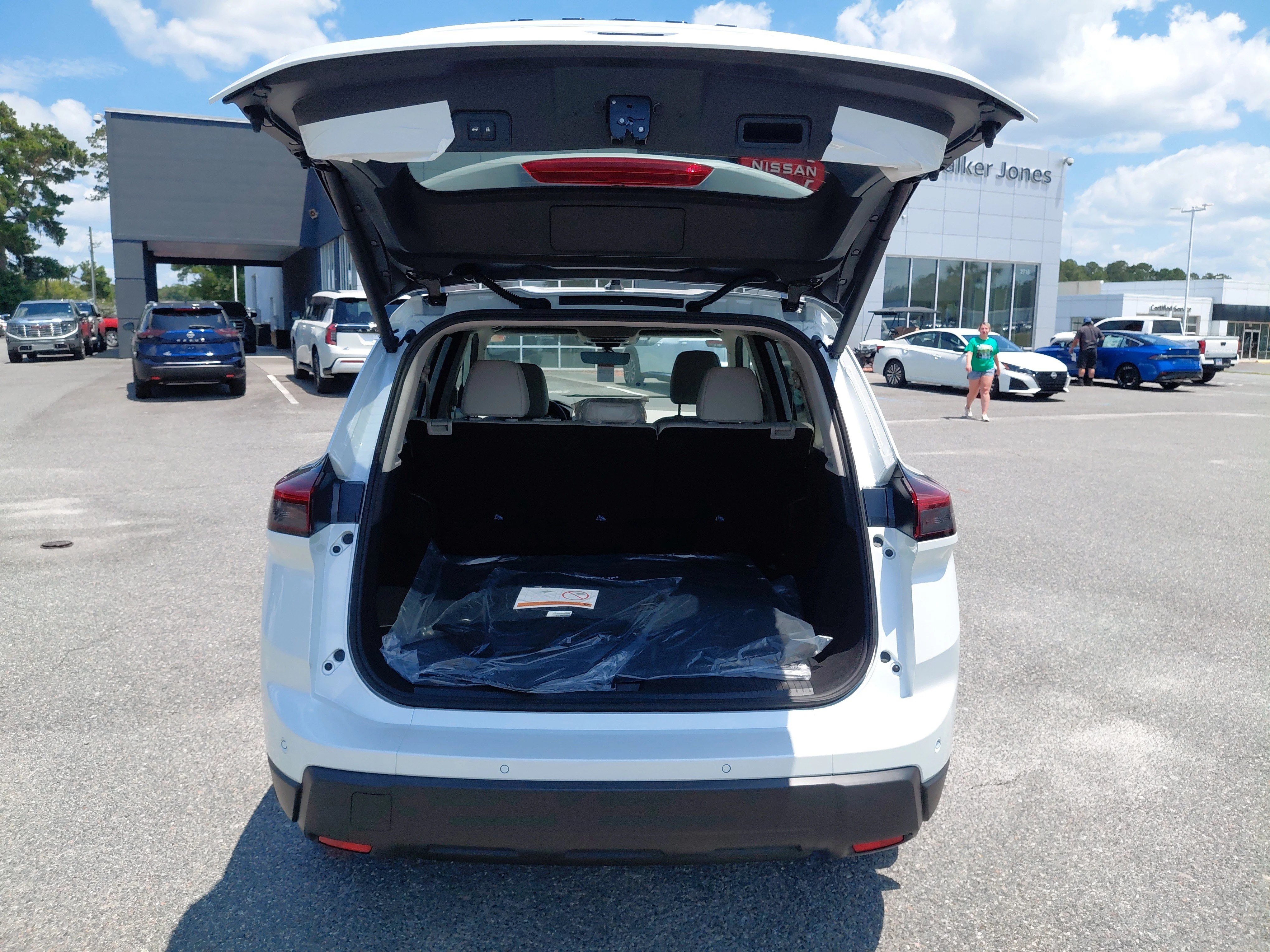 New 2026 Everest White Pearl TriCoat Nissan Dark Armor™ image 16