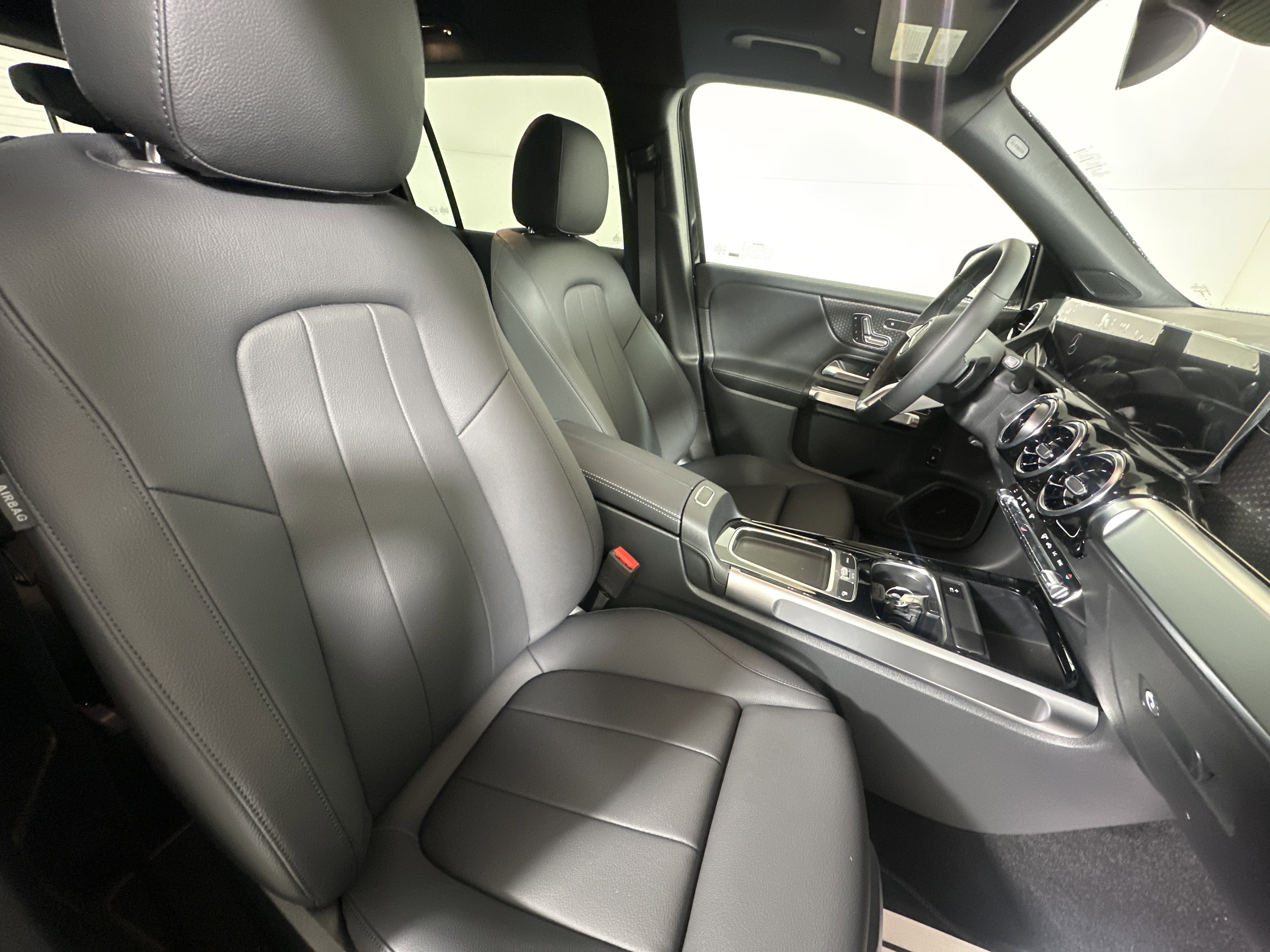 Certified Used 2026 NIGHT BLACK Mercedes-Benz GLB 250 image 24