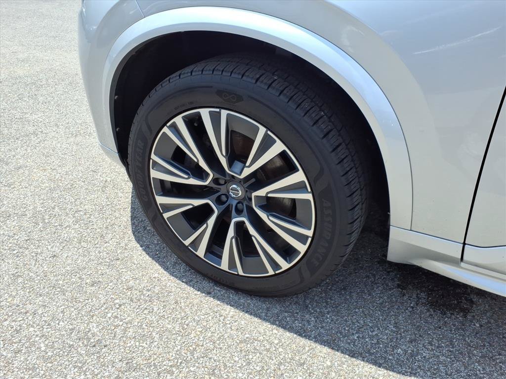 Used 2021 Bright Silver Metallic Volvo Momentum image 9