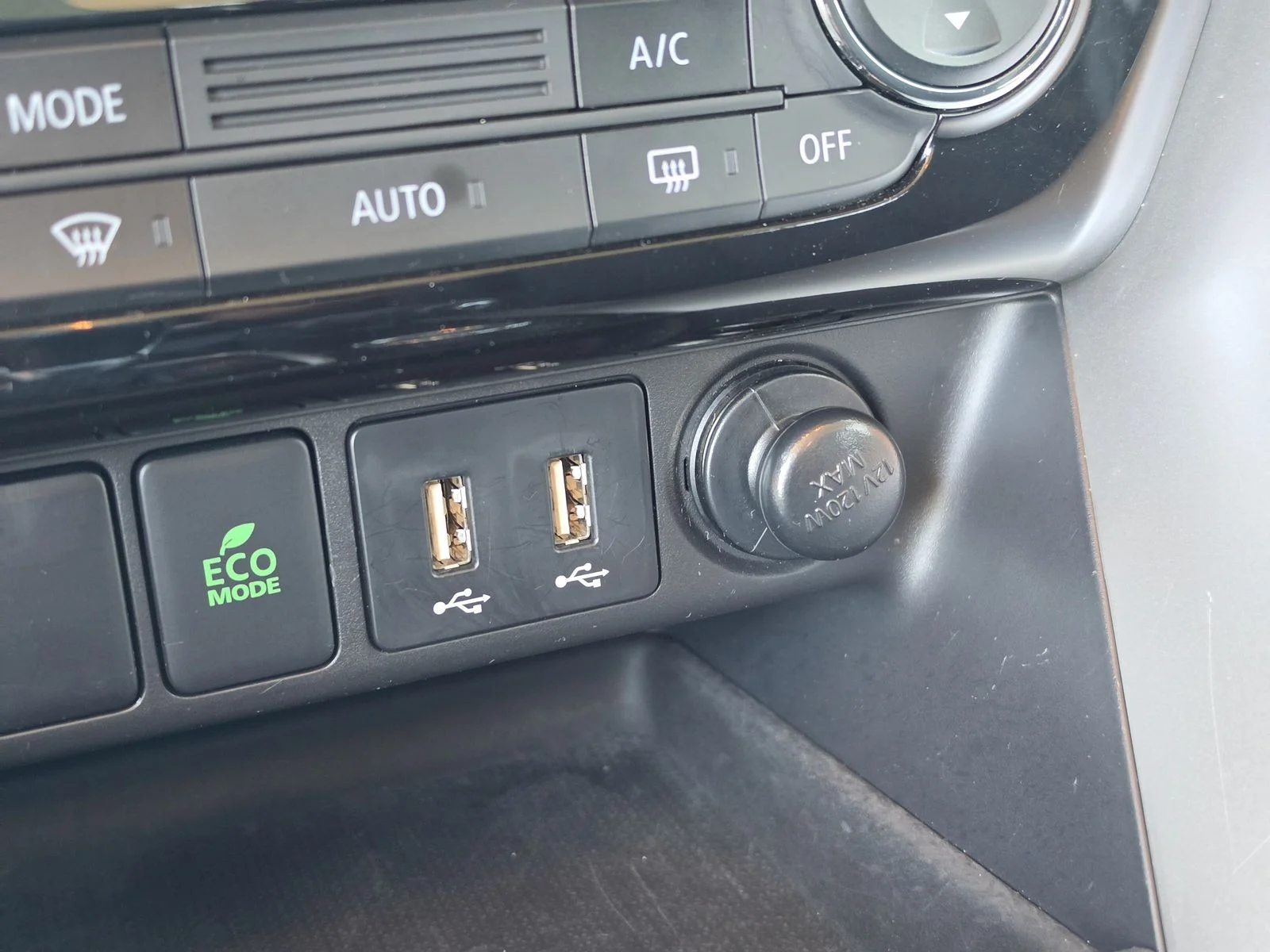 Used 2024  Mitsubishi  image 28