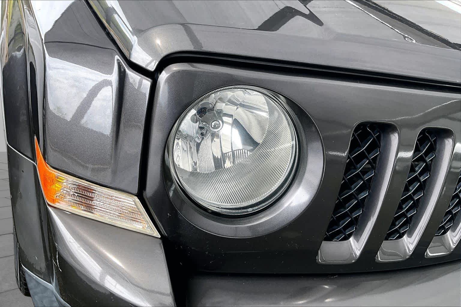 Used 2015 Granite Crystal Metallic Clearcoat Jeep High Altitude Edition image 27