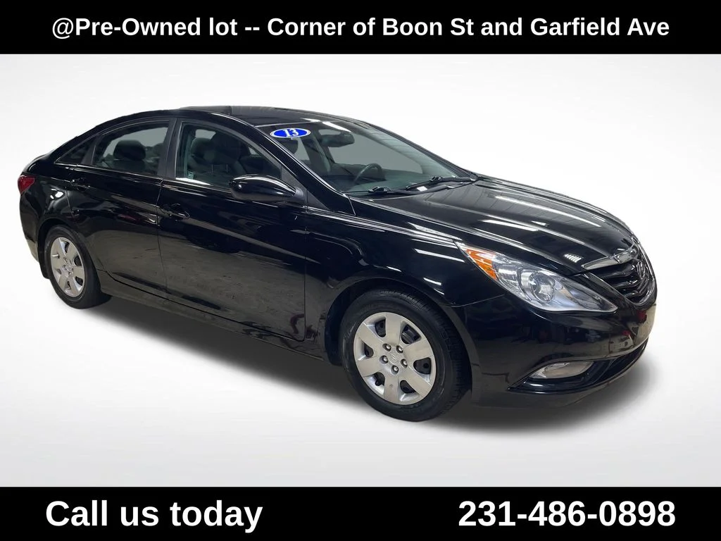 Used 2013 Black Hyundai GLS image 11