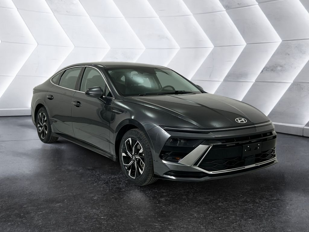 Used 2025 Gray Hyundai SEL image 1