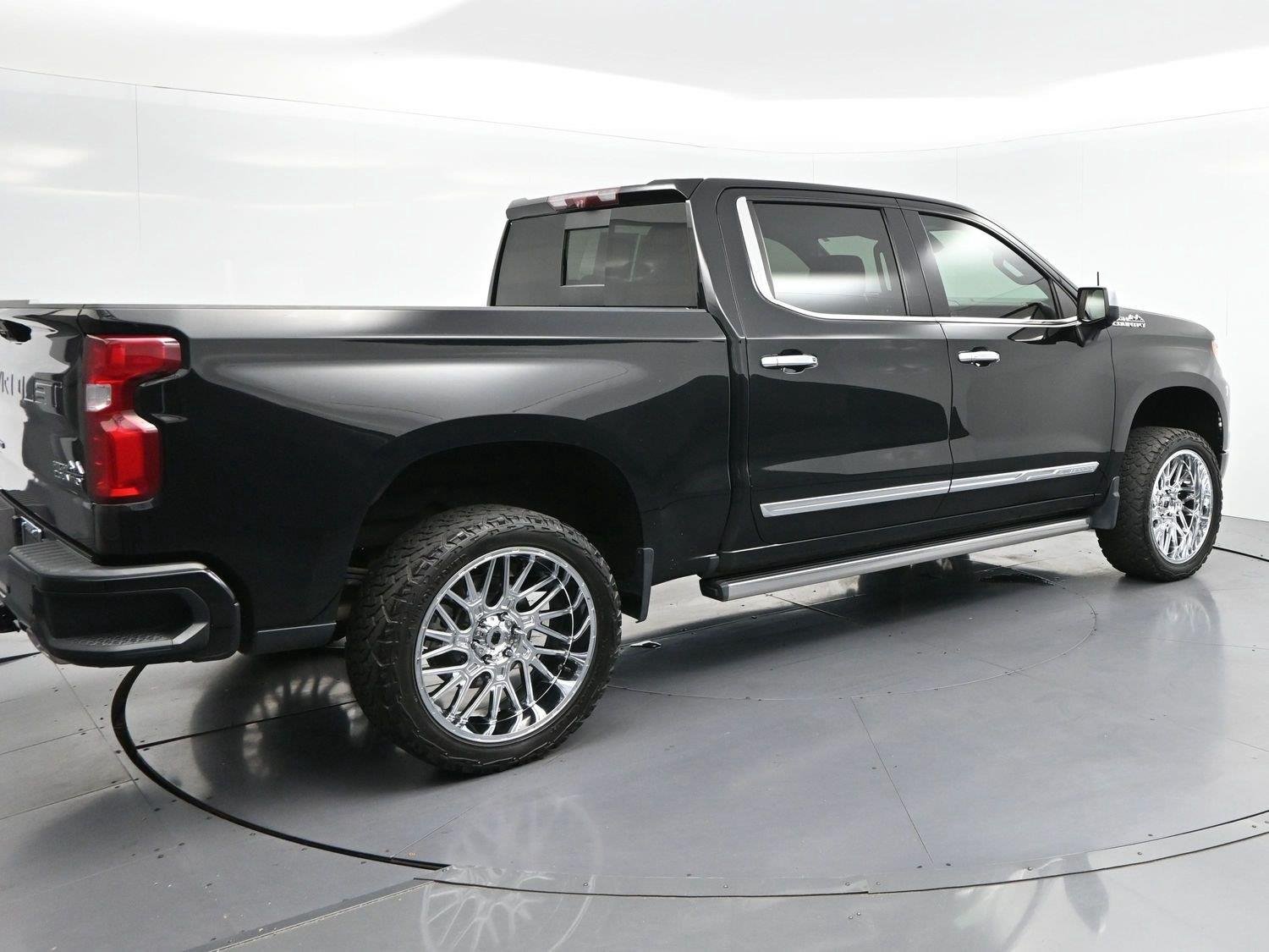Used 2023 Black Chevrolet High Country image 7