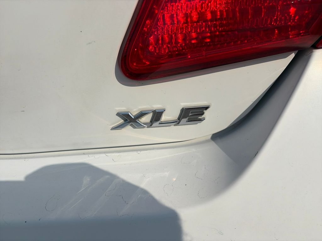 Used 2009 Super White Toyota XLE image 41