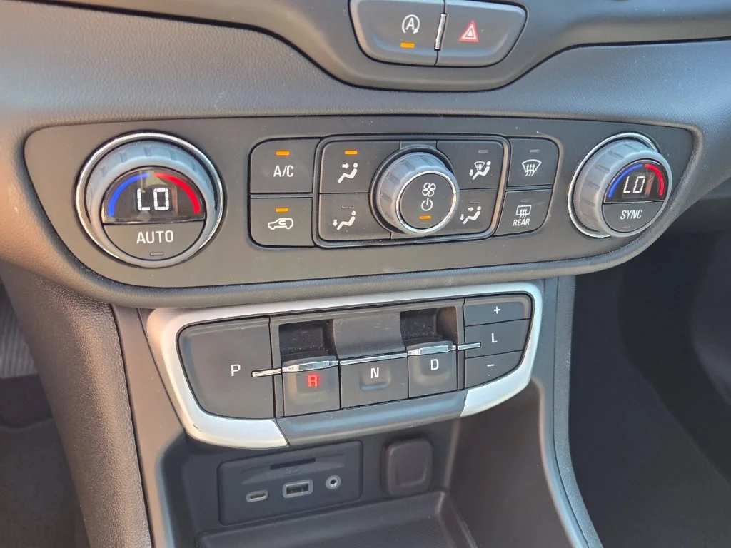 Used 2023 SUMMIT WHITE GMC SLT image 23