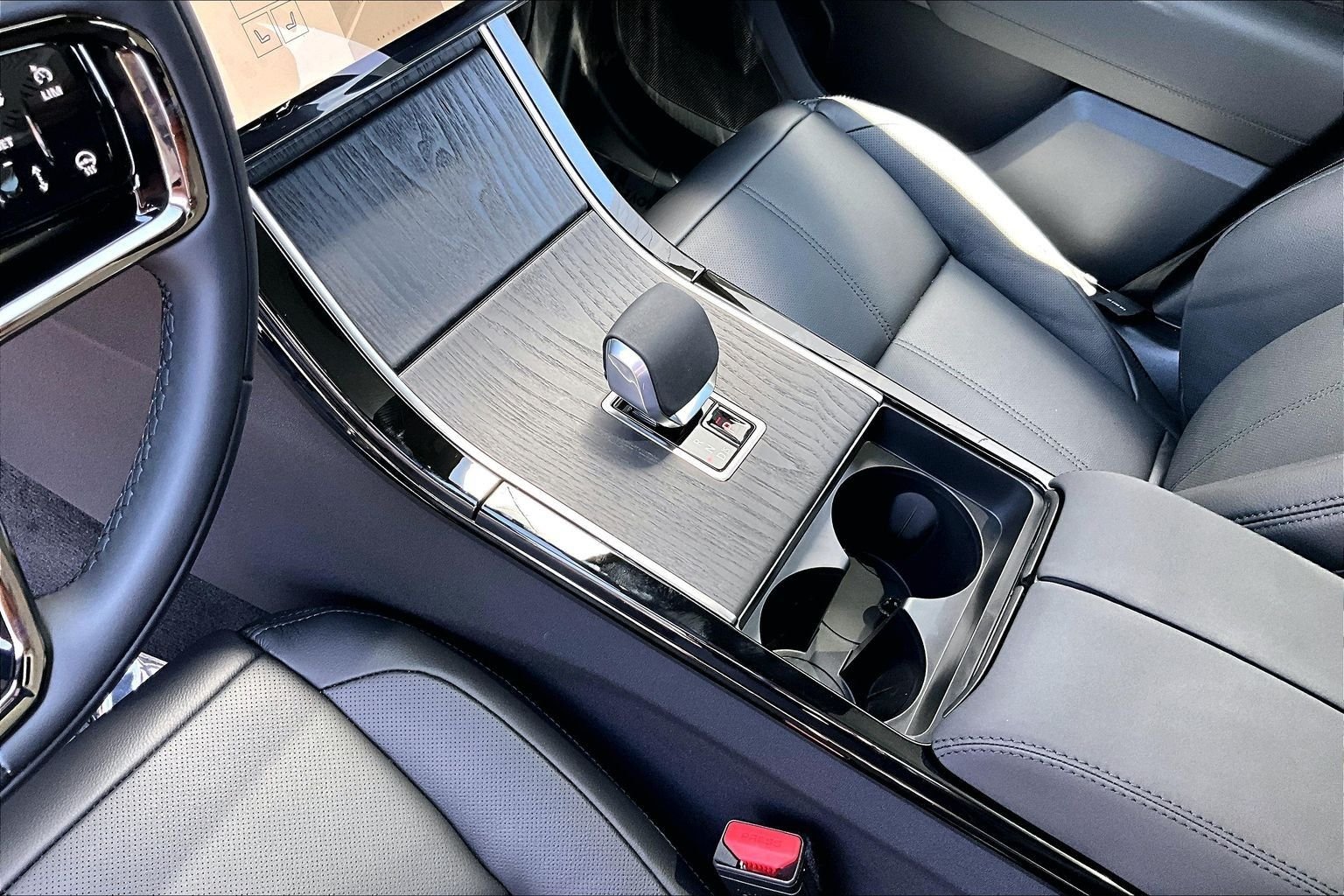 New 2026 Varesine Blue Land Rover Dynamic SE image 8