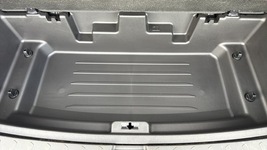 Used 2022 SILVER ICE METALLIC Chevrolet RS image 13