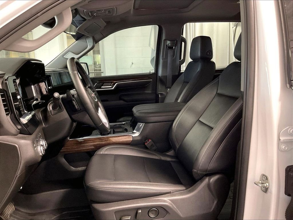 Used 2025 White GMC Elevation image 10