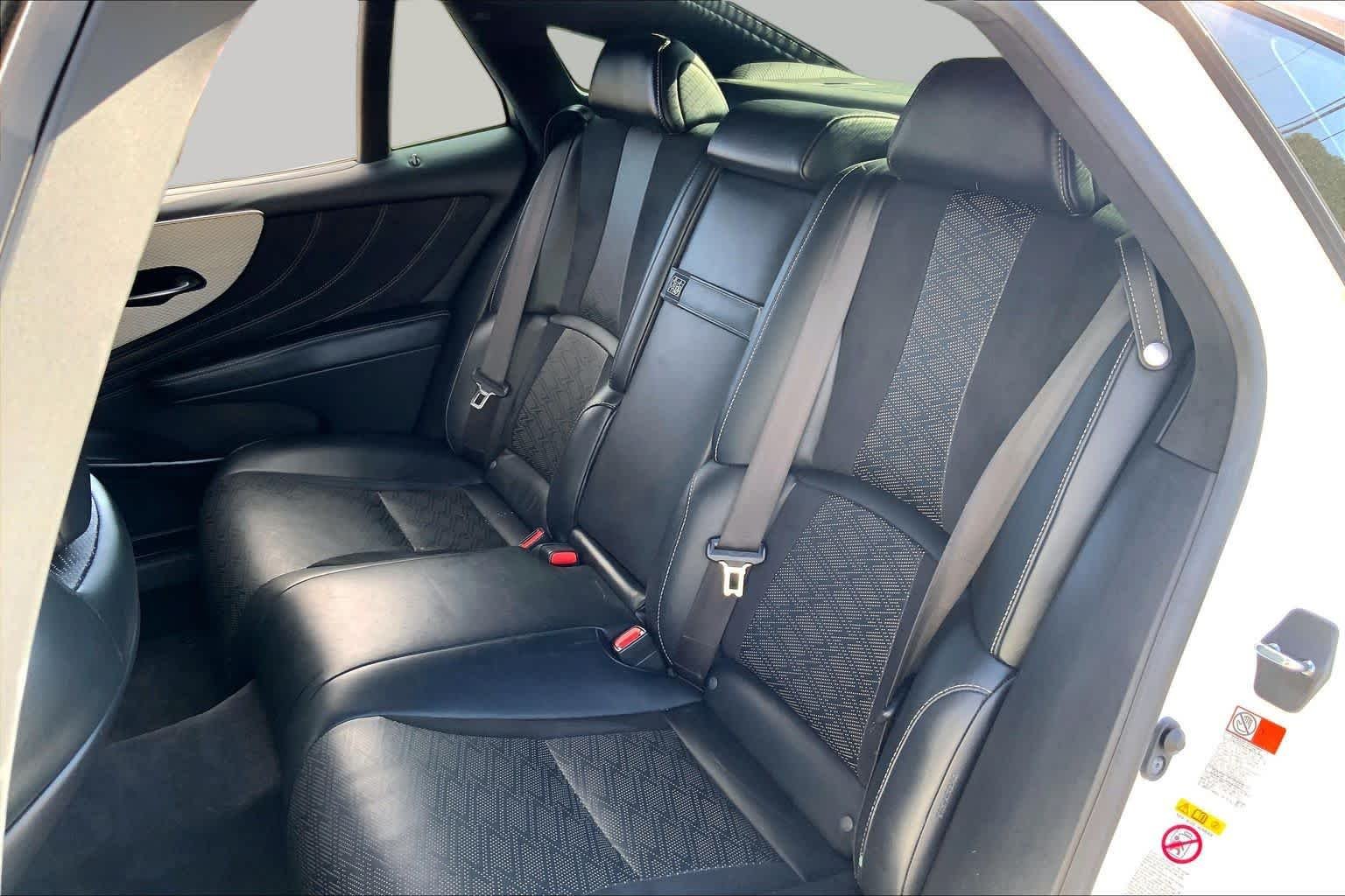 Used 2018 Ultra White Lexus  image 18