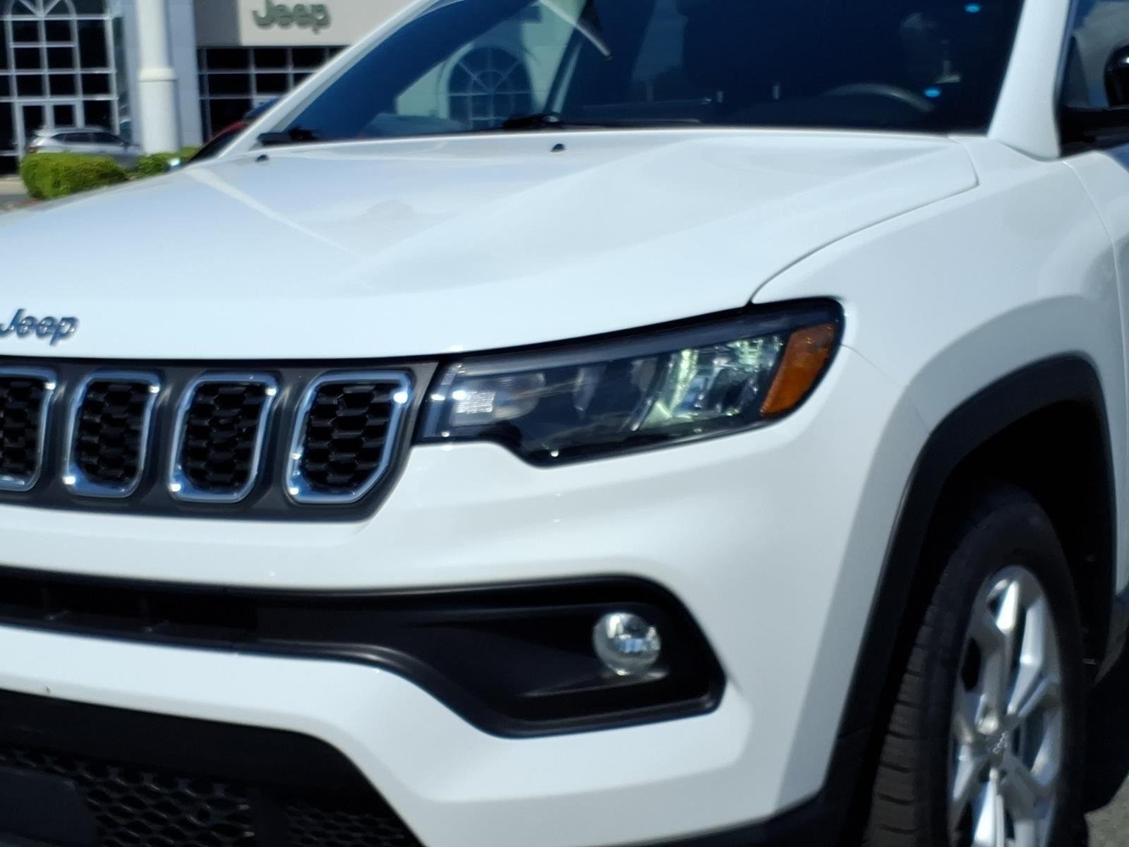 Used 2024 Bright White Clearcoat Jeep Latitude image 14