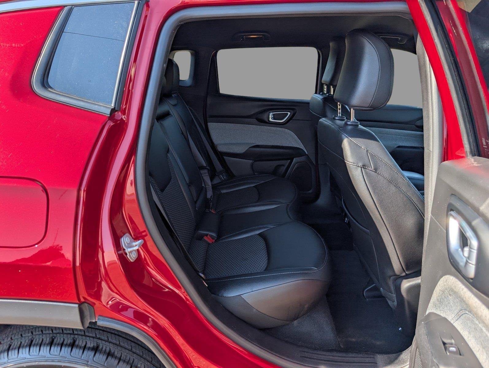Used 2025 Red Hot Pearlcoat Jeep Latitude image 22