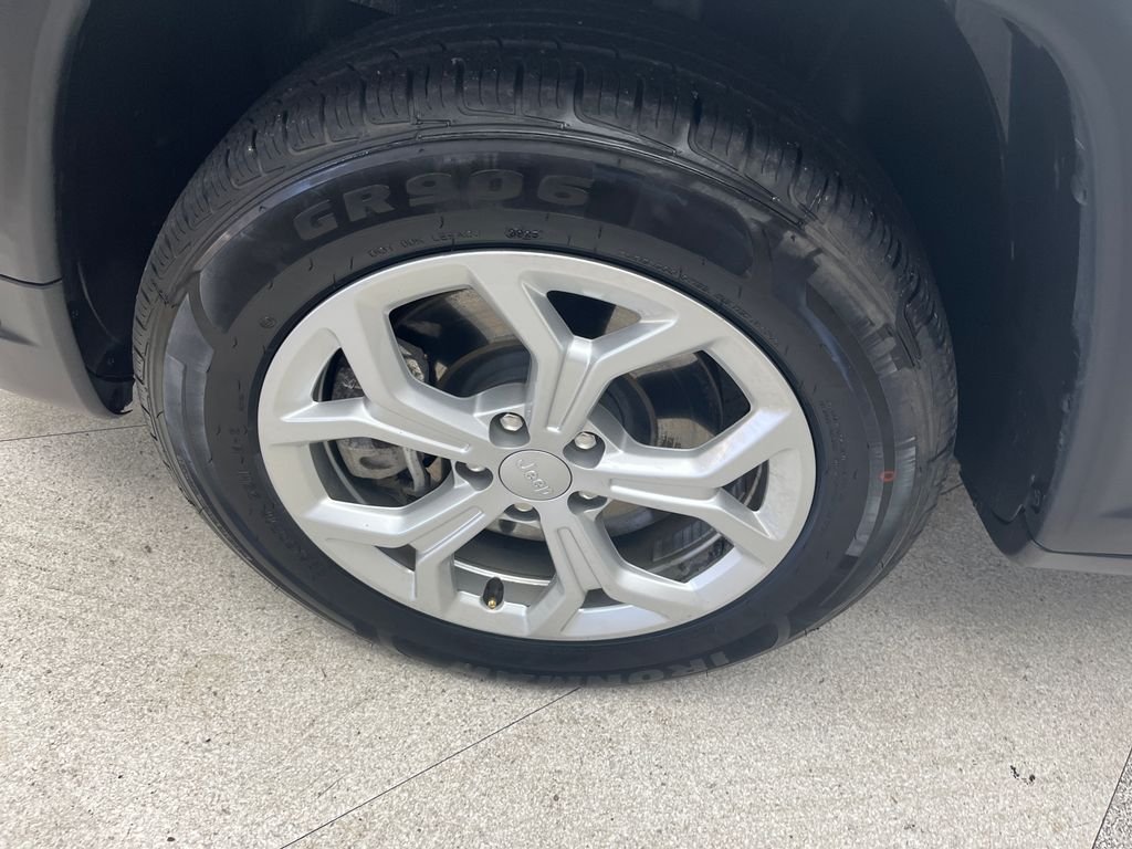 Used 2024 White Jeep Latitude image 9