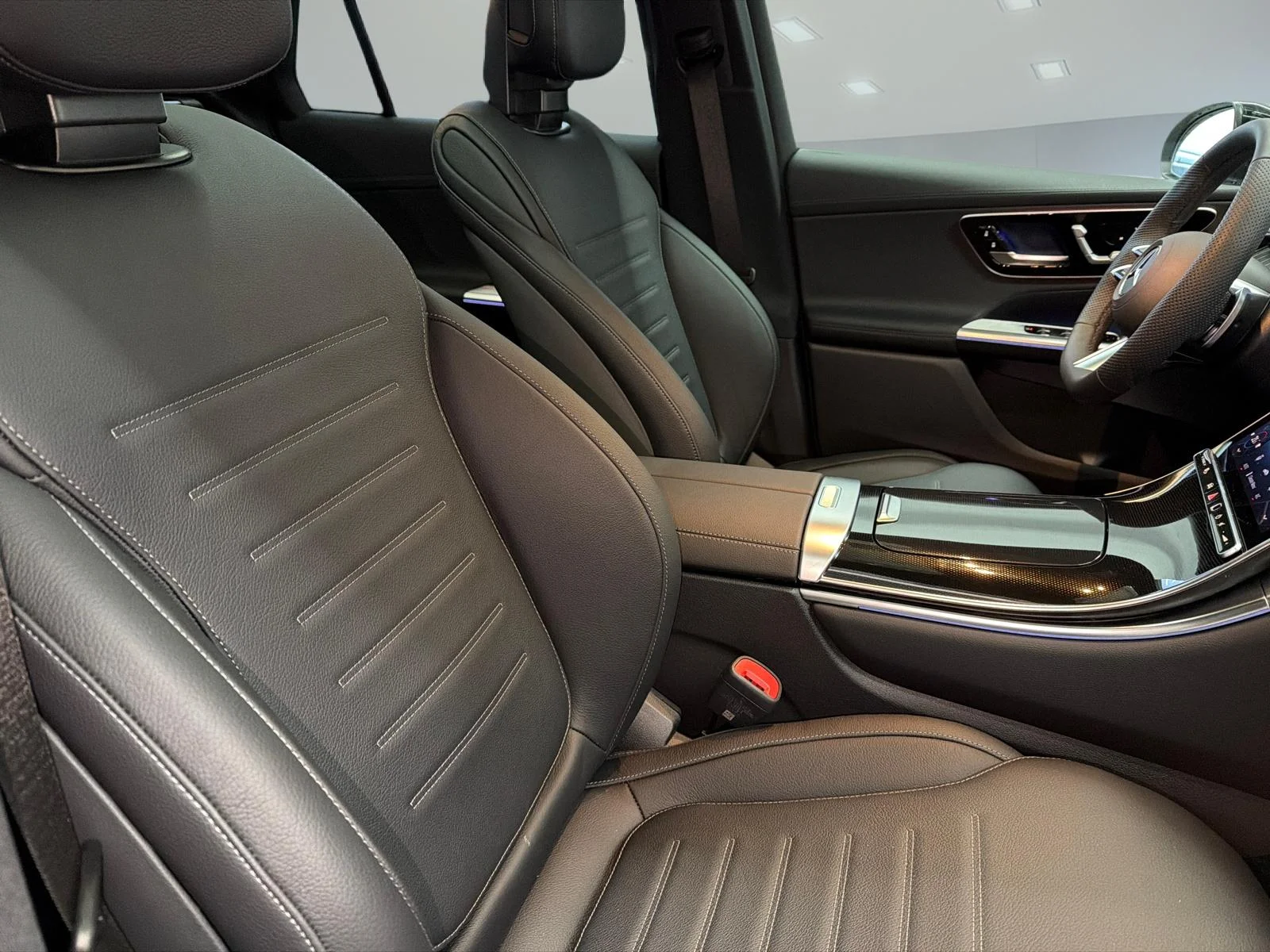 New 2026 White Mercedes-Benz 300 4matic Suv image 31