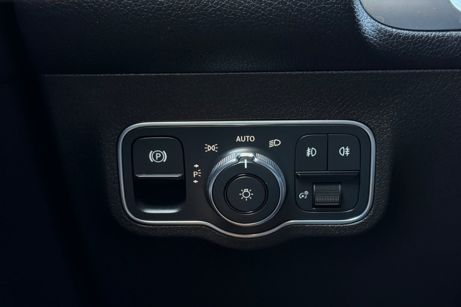 Used 2021 Gray Mercedes-Benz GLB 250 image 29