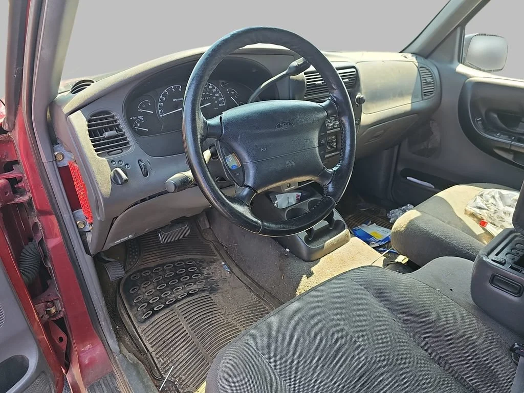 Used 2000 Red Ford XL image 19