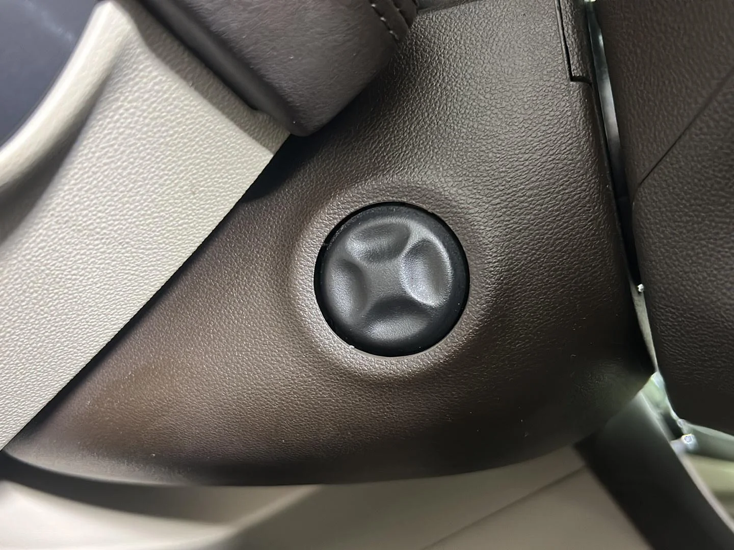 Used 2017 White Frost Tricoat Buick Essence image 20