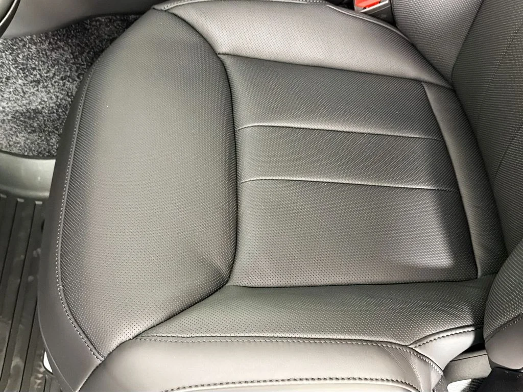 New 2026 Obsidian Black Satin Land Rover SE image 20