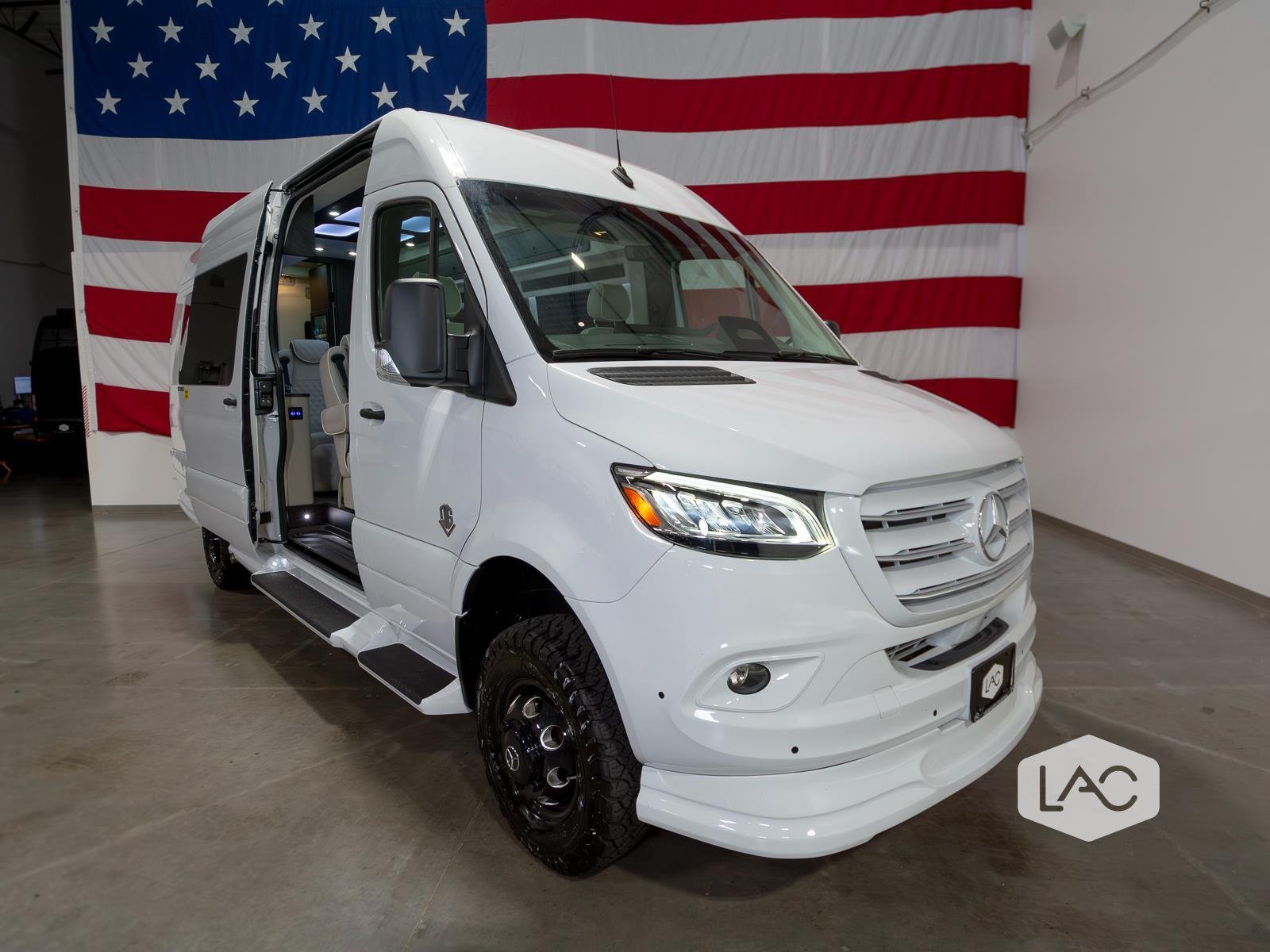 New 2026 Arctic White OGV Luxury Coach AWD (10OBA)10-Pass*ADV Wheel Pkg*PetSafe image 11