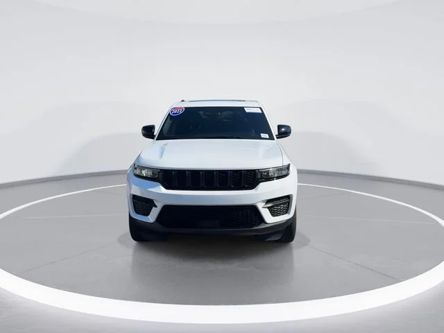 Used 2022 White Jeep Altitude image 2