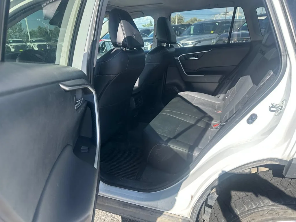 Used 2021 White Toyota XLE Premium image 5