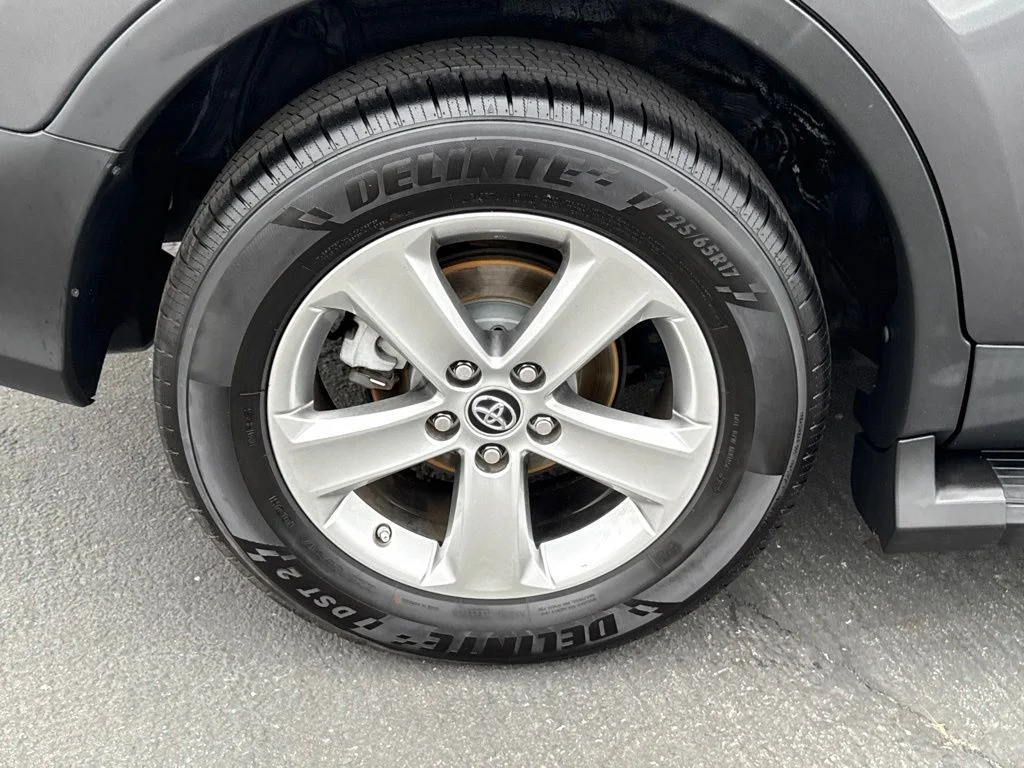 Used 2015 Gray Toyota XLE image 15