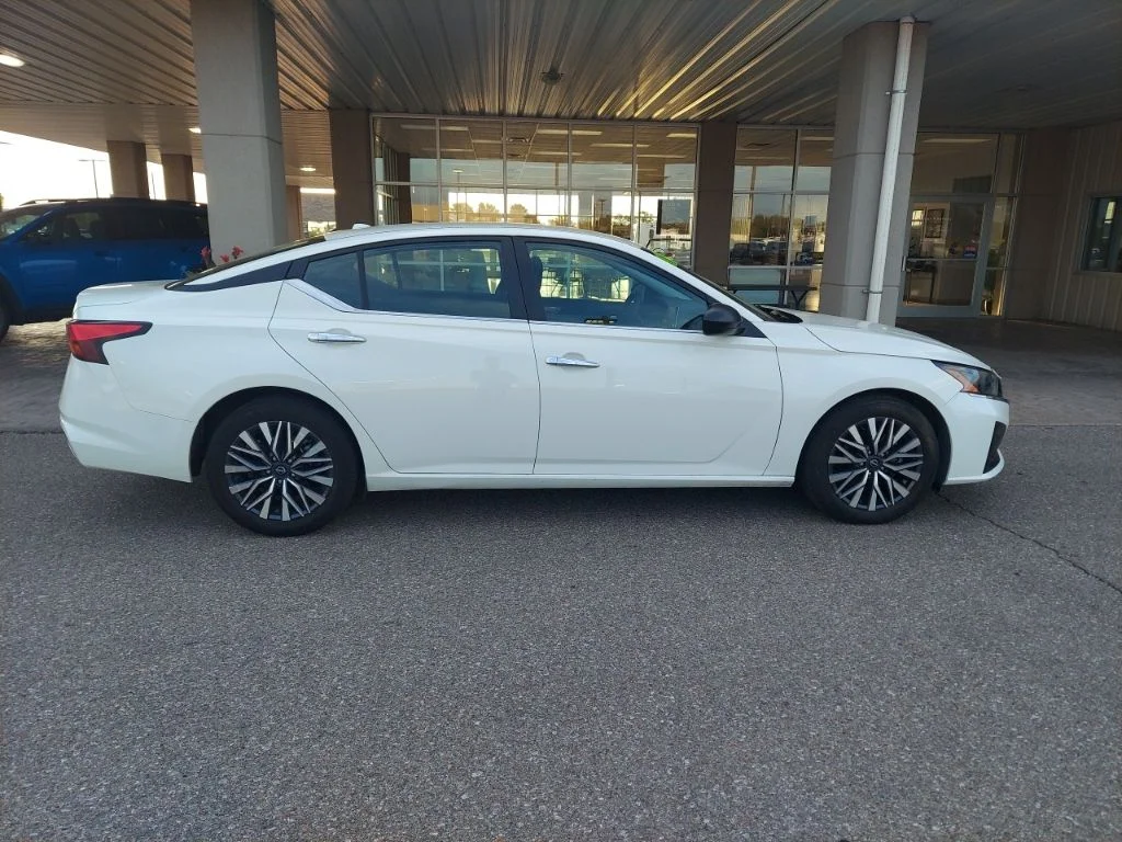 Used 2025 White Nissan 2.5 SV image 8