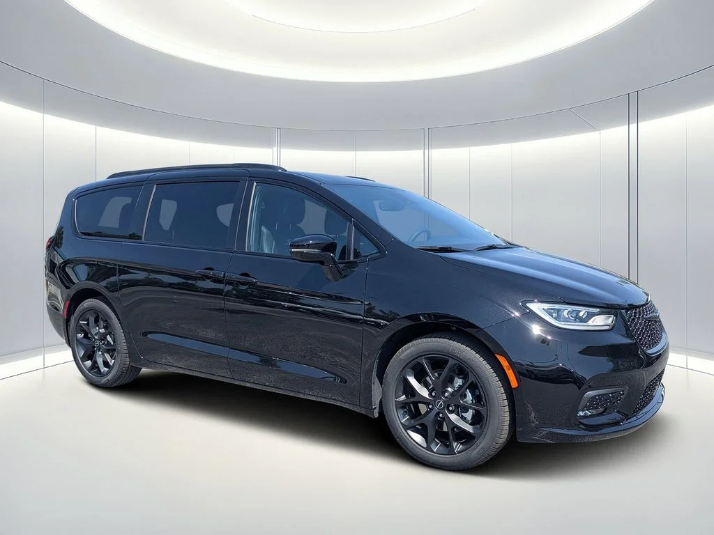 2026 Chrysler Pacifica Select's photo