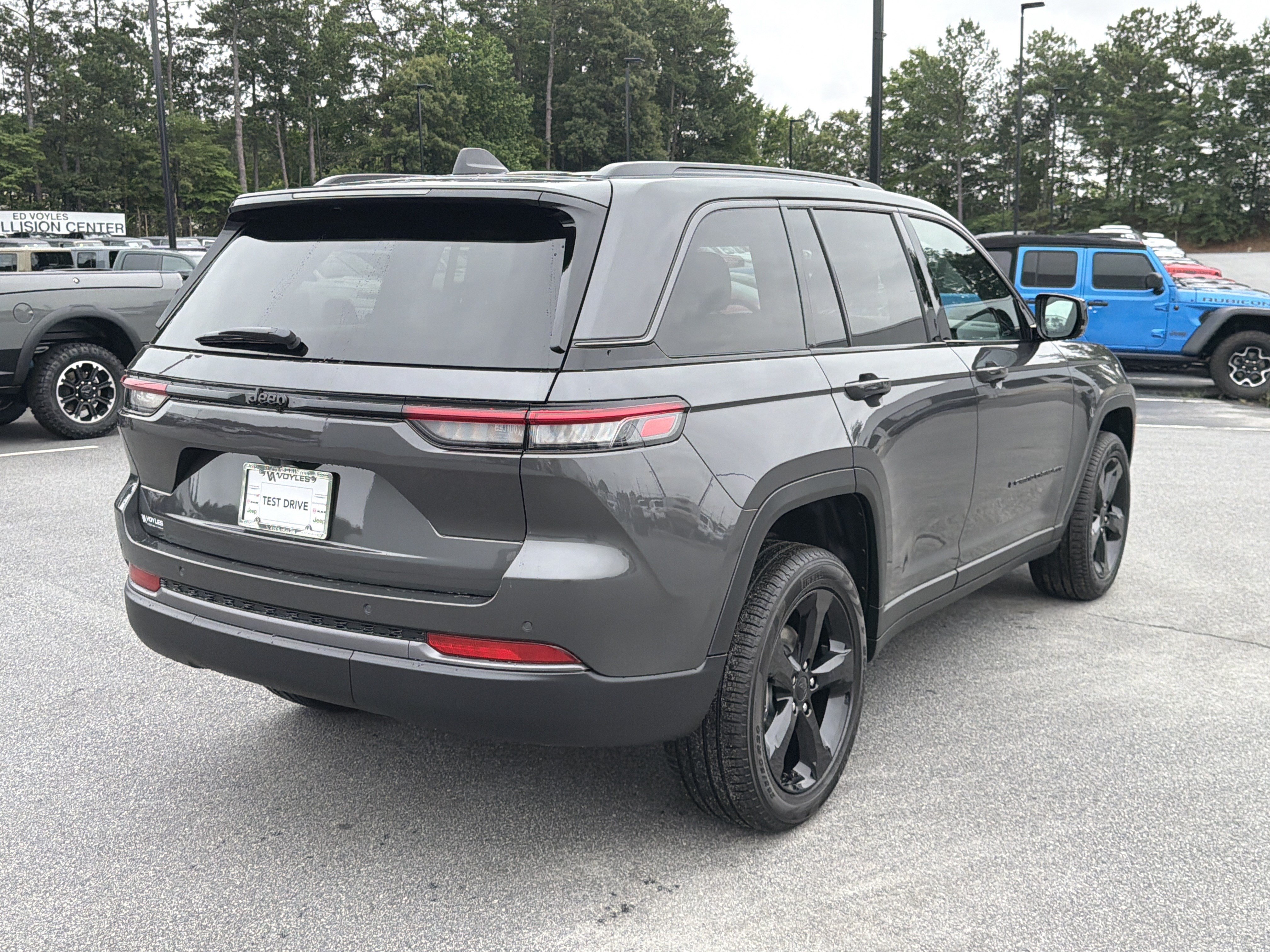New 2026 Baltic Gray Metallic Clear-Coat Exterior Paint Jeep Limited image 8