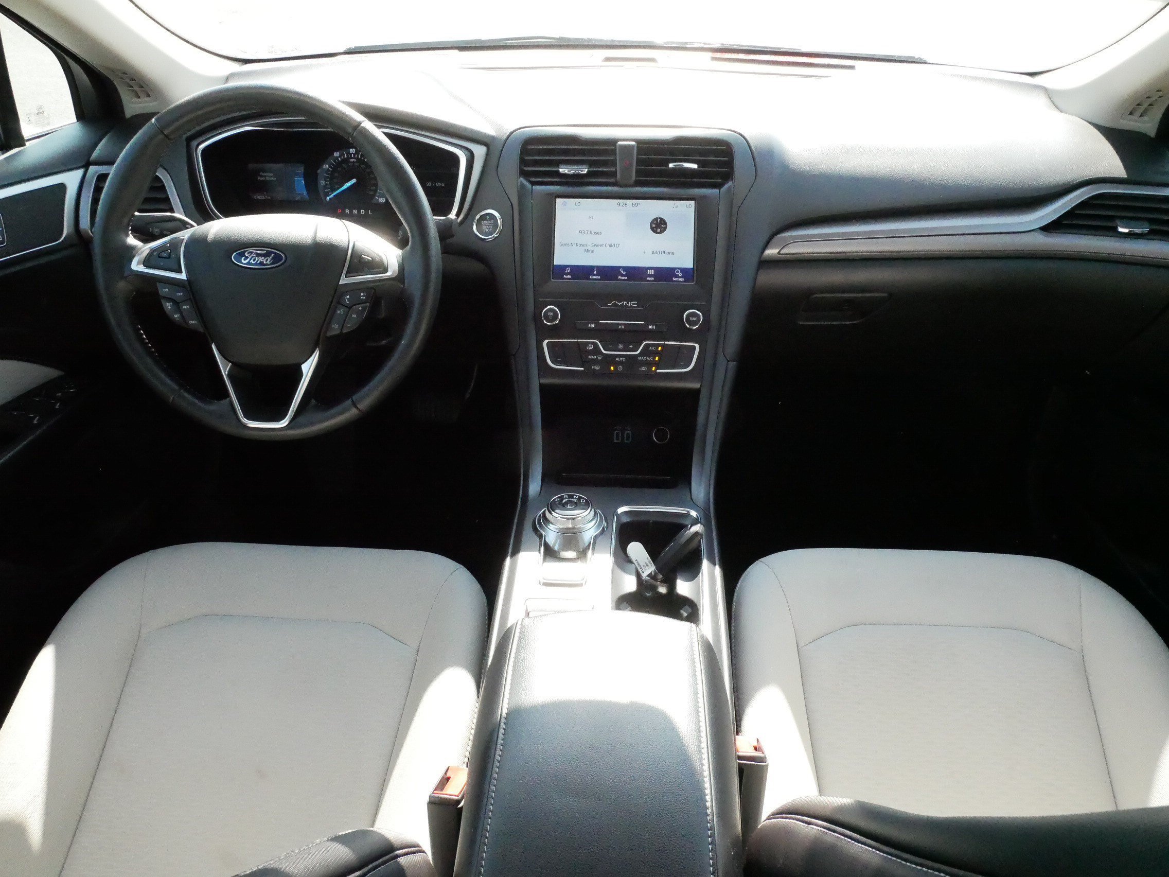 Used 2020 Magnetic Metallic Ford SE image 10