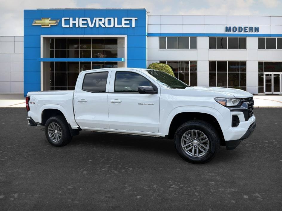 Used 2025 Summit White Chevrolet 4WD LT image 6