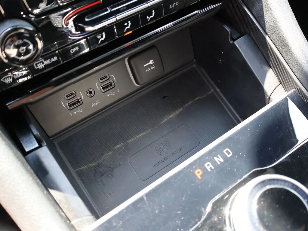 Used 2024 White Jeep Altitude image 37