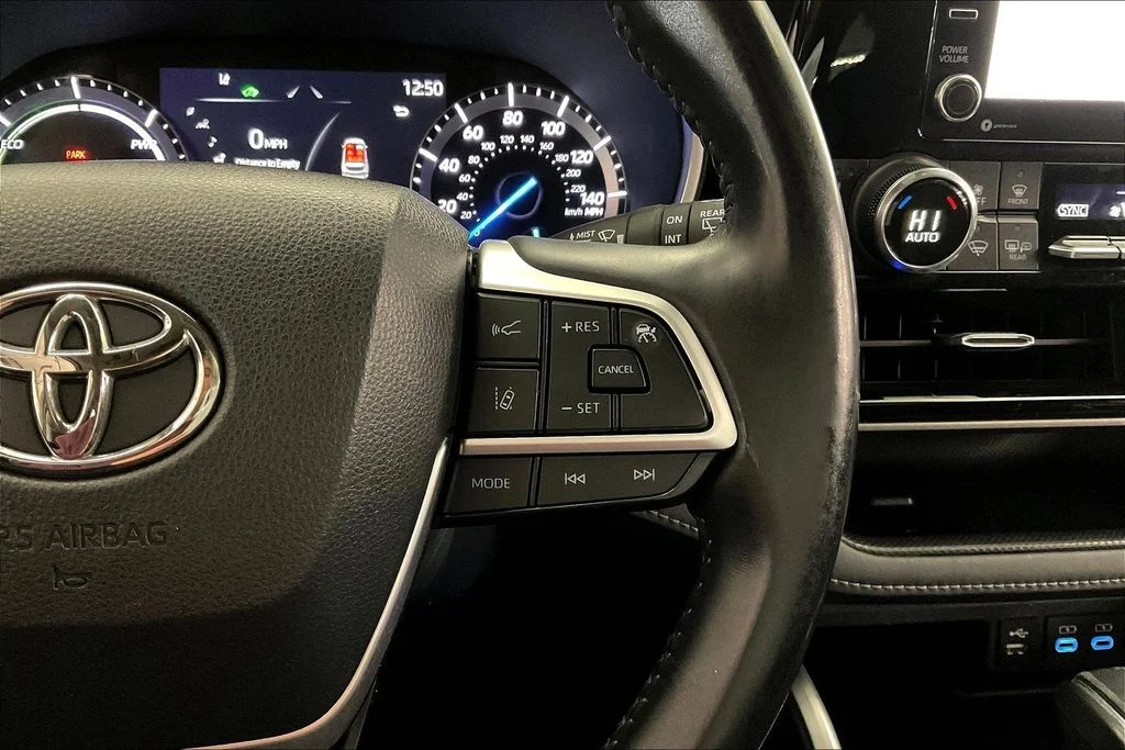 Used 2022 Silver Toyota XLE image 23