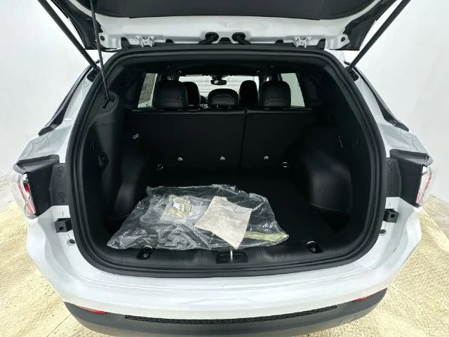 New 2026 Bright White Clear-Coat Exterior Paint Jeep Altitude image 27